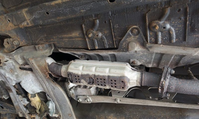 Katalizator spremeni nevarne pline v neškodljivo vodo in paro